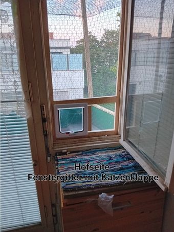 hofseite---fenstergitter-mit-katzenklappe-2